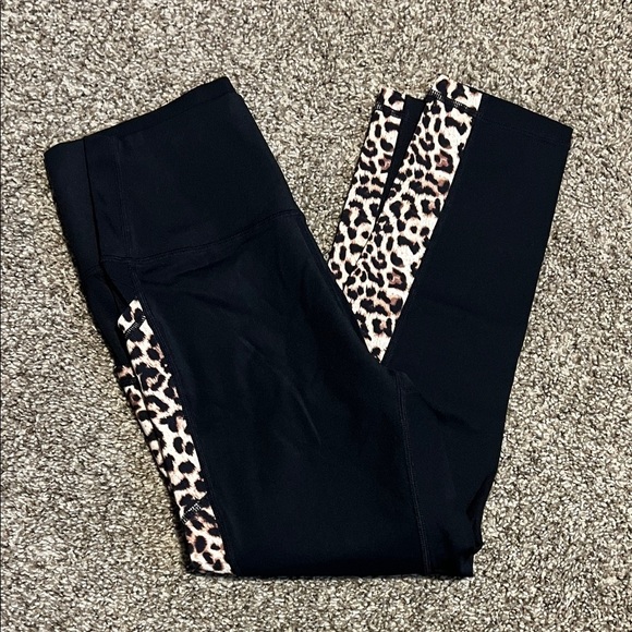 Zyia Active Pants - Zyia Leopard Brilliant Hi-Rise Carpi 20”